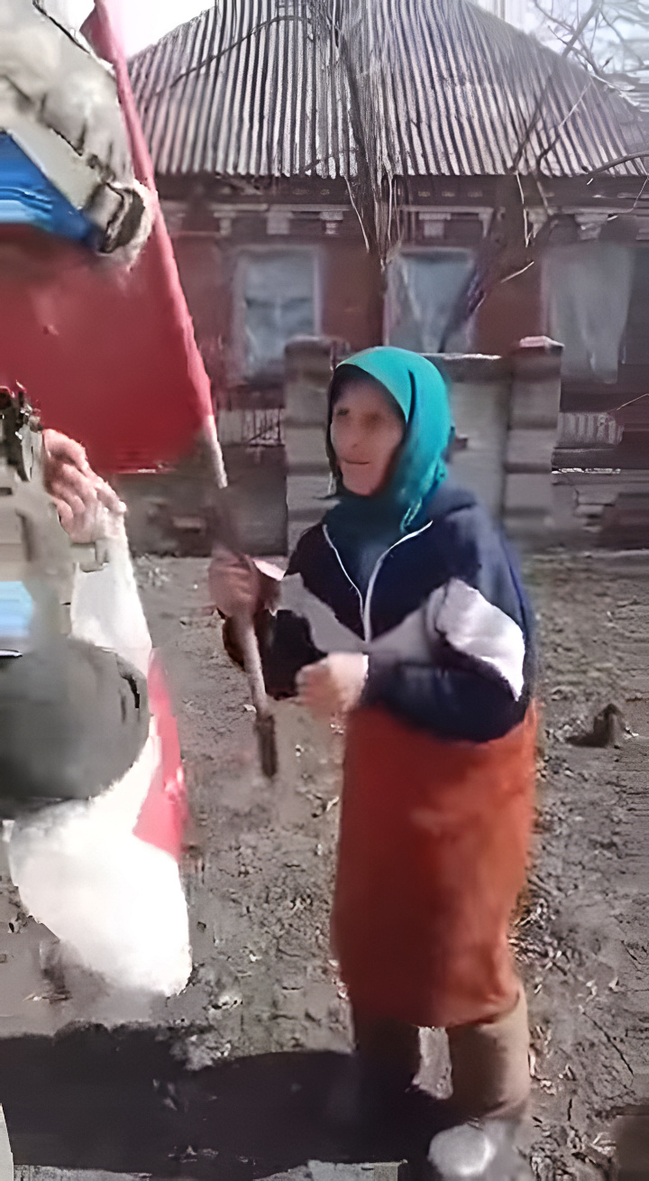 9. Архив / Вложения / Бабушка с красным флагом, кадр №2010.jpg Бабушка с красным флагом, кадр №2010.jpg