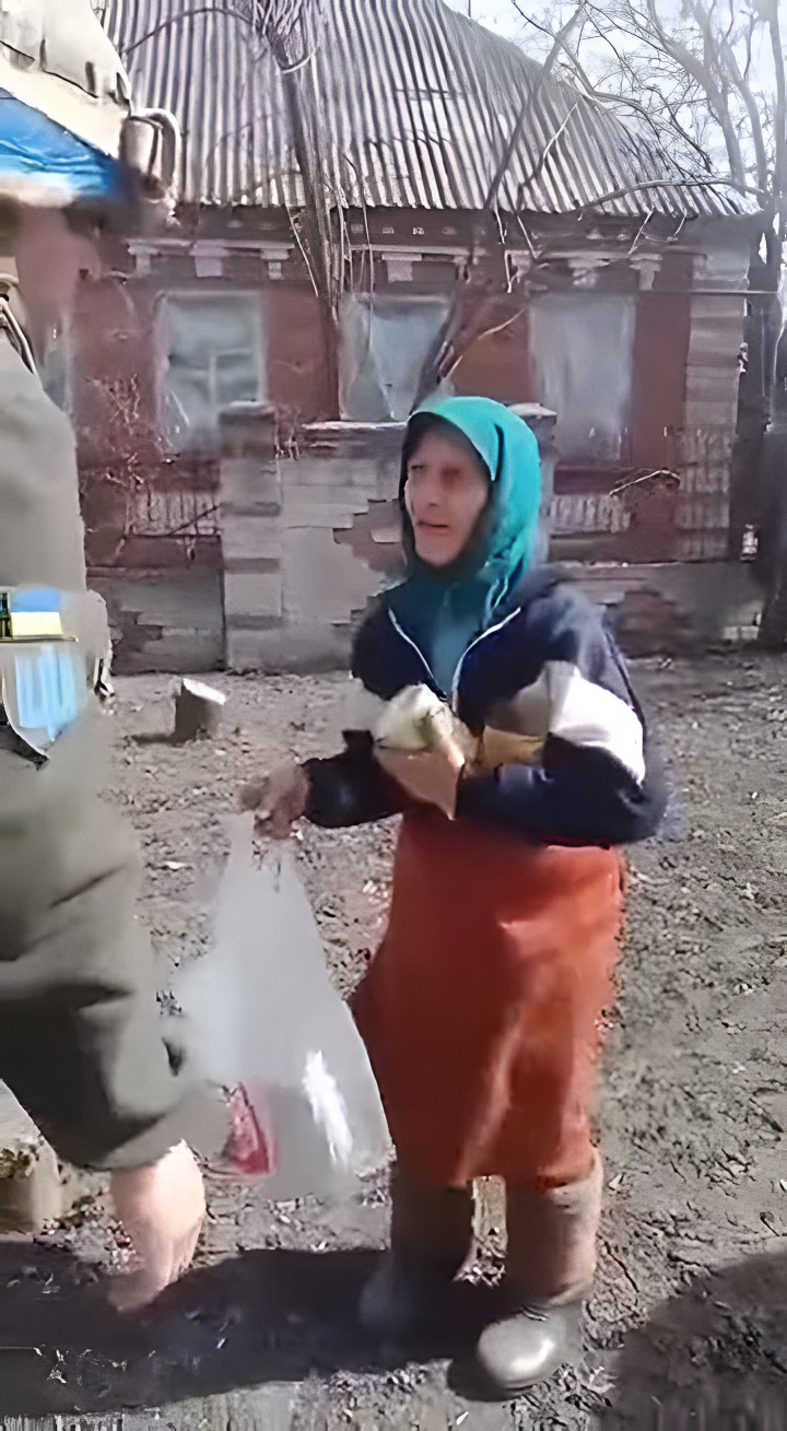 9. Архив / Вложения / Бабушка с красным флагом, кадр №2510.jpg Бабушка с красным флагом, кадр №2510.jpg