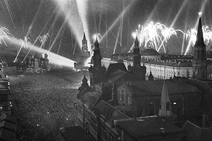 Вложения / Салют в честь Дня Победы на Красной площади 5 мая 1945 года. Фотография Николая Ситникова.jpg Салют в честь Дня Победы на Красной площади 5 мая 1945 года. Фотография Николая Ситникова.jpg